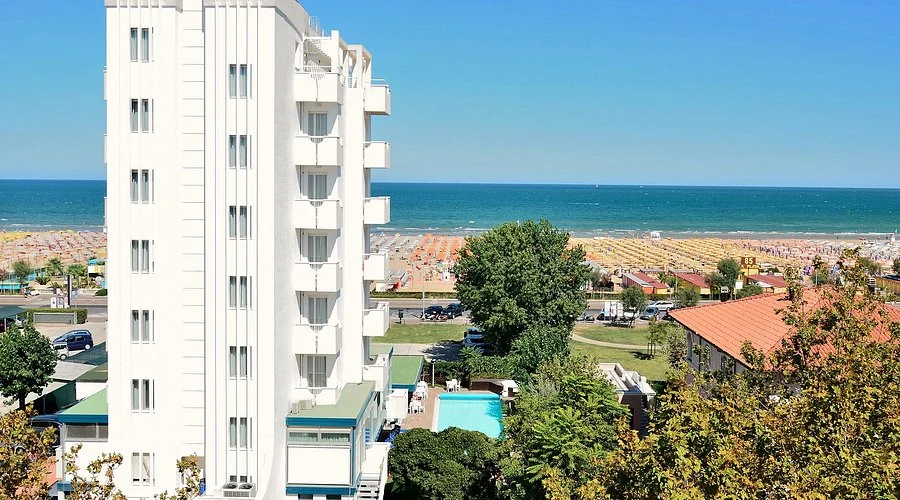Hotel a Rimini con pensione completa Hotel Aristeo Rimini, vista esterna dell'hotel vicino al mare con piscina