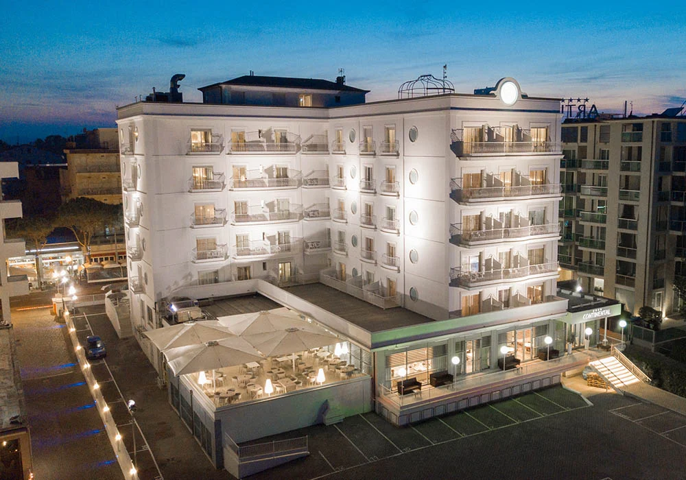 Hotel a Rimini con pensione completa Hotel Continental Rimini, facciata esterna dell'hotel 4 stelle a Marina Centro