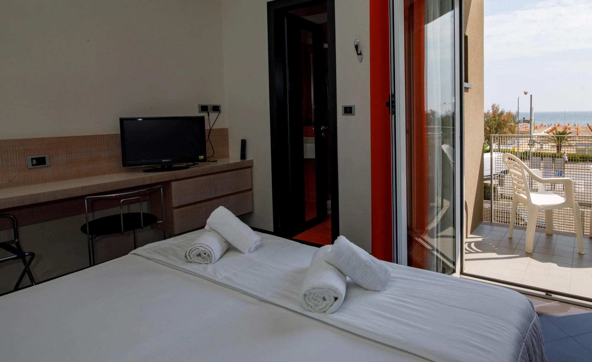 Hotel a Rimini con pensione completa Hotel Derby Rimini, camera dell'hotel con balcone e vista mare