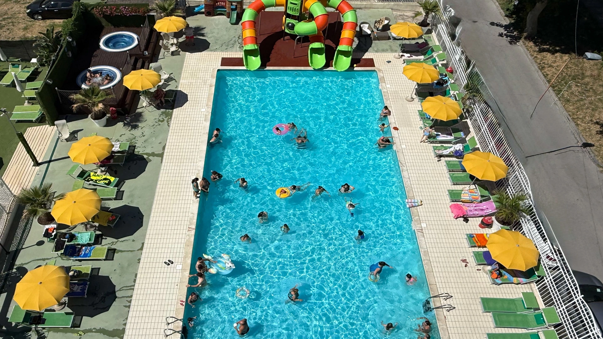Hotel a Rimini con pensione completa Hotel Jumbo Rimini, piscina dell'hotel con scivoli e area family