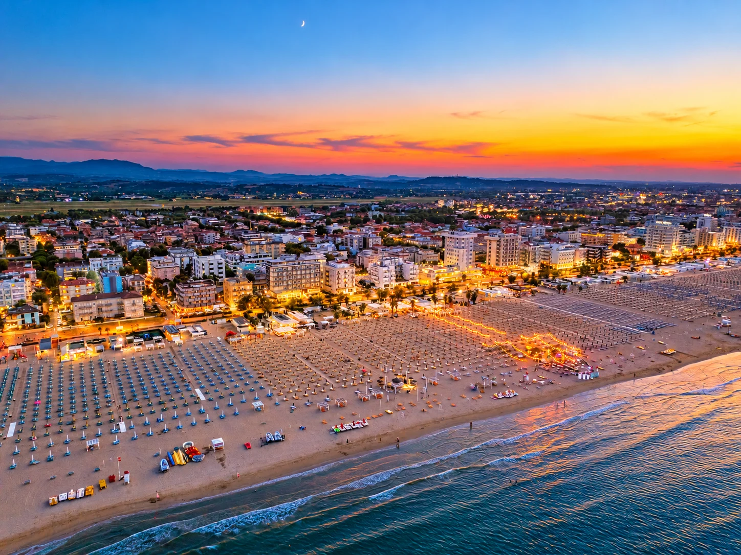 Lungomare di Rimini illuminato al crepuscolo