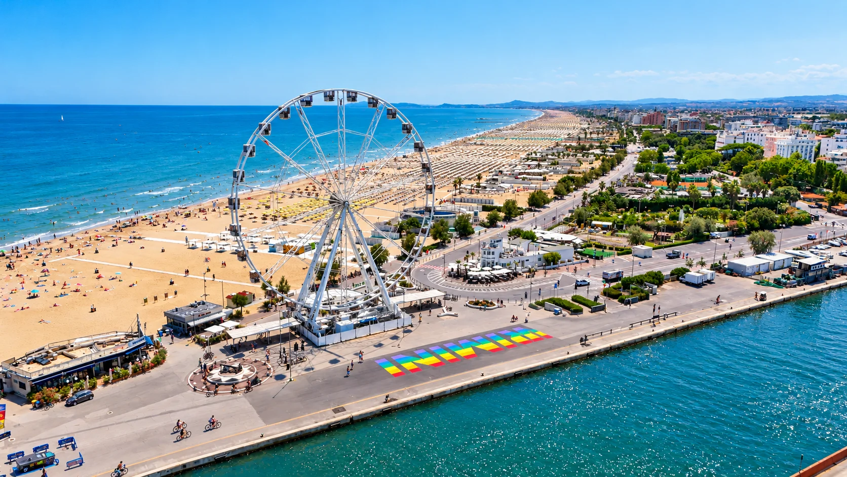 Lungomare e spiaggia di Rimini dall'alto